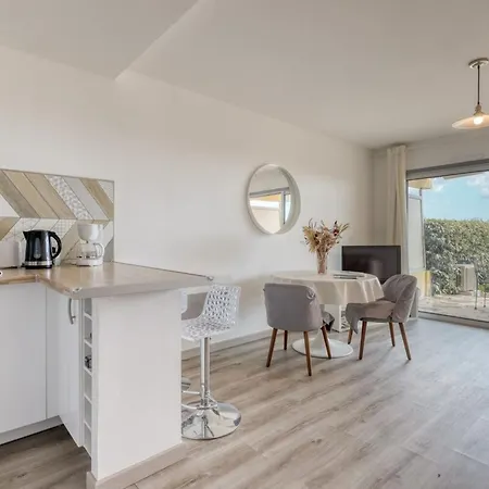 Peaceful Retreat With Stunning Sea View Private Terrace & Garden Apartment *