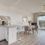 Peaceful Retreat With Stunning Sea View Private Terrace & Garden Apartment *